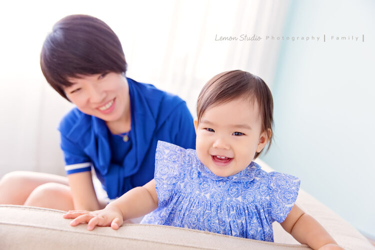 昕亞一歲時來拍家庭攝影，這張是昕亞帶著自信的笑容！