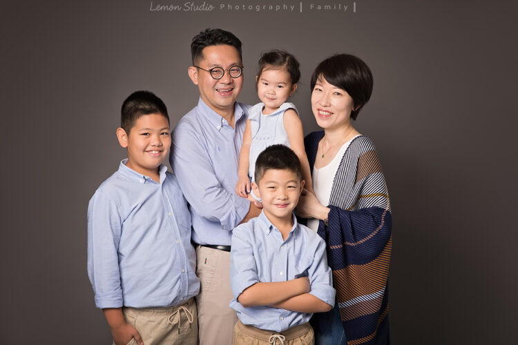 昕亞兩歲時來拍家庭攝影,這張是一家五口溫馨的全家福!