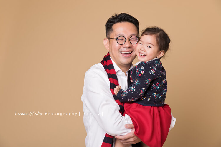 昕亞兩歲時來拍家庭攝影,這張是爸拔跟甜美的昕亞的合照,兩人都笑得好燦爛!這張很有聖誕節的fu~~~