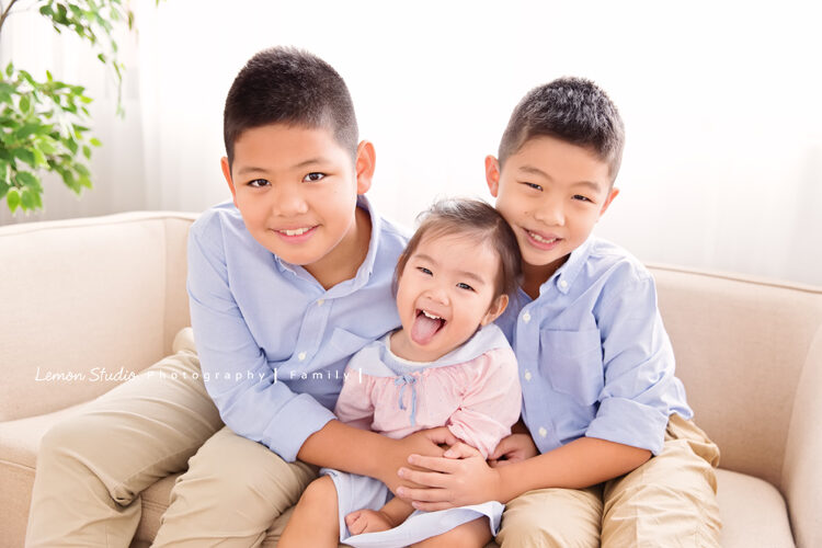 昕亞兩歲時來拍家庭攝影,這張是哥哥們跟昕亞的合照,昕亞也有調皮的一面!