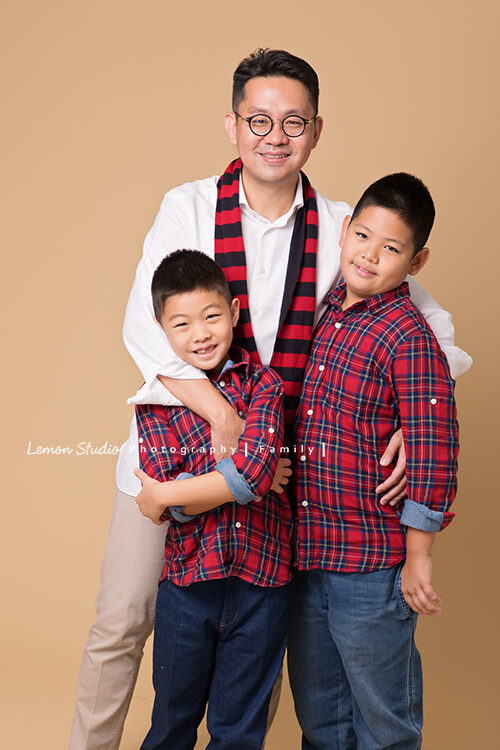 昕亞兩歲時來拍寶寶攝影,這張是爸拔與哥哥們的合照!