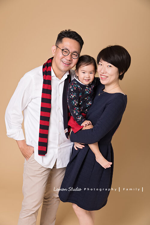 昕亞兩歲時來拍家庭攝影,這張是爸拔媽麻與昕亞的合照!