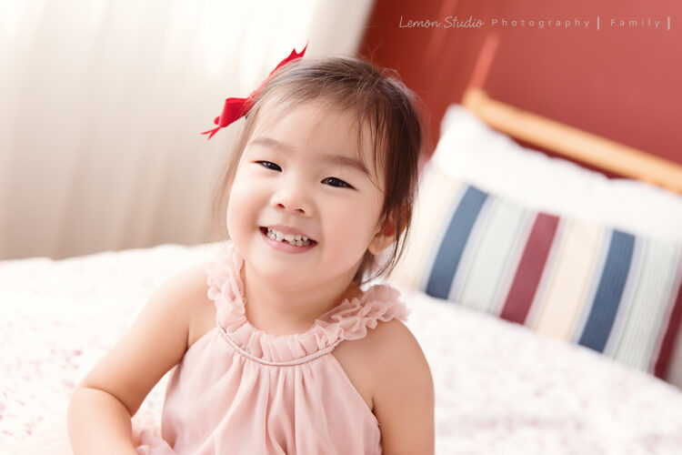 昕亞兩歲時來拍寶寶攝影,這張的昕亞換上小洋裝,好優雅啊!