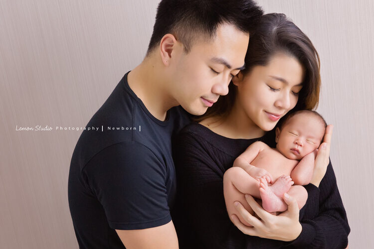 這張是隨手分享的新生兒寶寶全家福,幸福的爸拔媽麻一起抱著剛出生的寶寶!