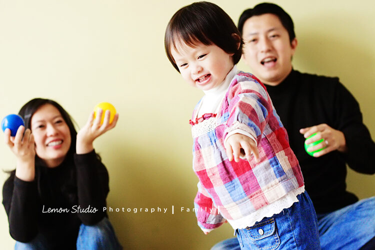 Hazel & Leisel一家來拍家庭寫真，這張是Hazel 11年前跟爸拔媽麻的美好互動！
