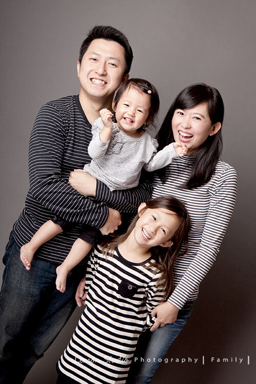 Hazel & Leisel一家來拍家庭寫真，這張是六年前一家四口笑得很燦爛的全家福！