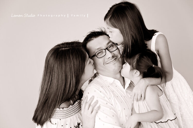 夏安＆柔安一家來拍家庭寫真，這張是媽麻及姐妹倆親親爸拔的黑白照片！住在女生宿舍的爸拔很幸福！