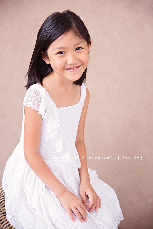 夏安＆柔安一家來拍兒童寫真，這張穿著白色洋裝的夏安笑容好優雅！