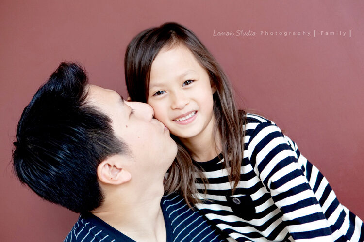 Hazel & Leisel一家來拍家庭寫真，這張是六年前爸拔及Hazel的合照！