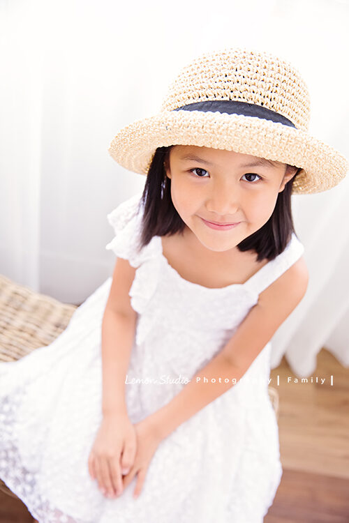 夏安＆柔安一家來拍兒童寫真，這張夏安的笑容好靦腆！