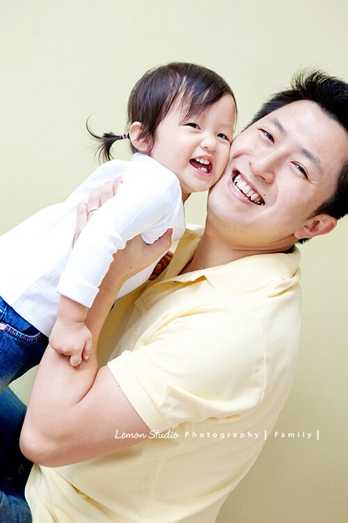 Hazel & Leisel一家來拍家庭寫真，這張是六年前爸拔及Leisel的合照！