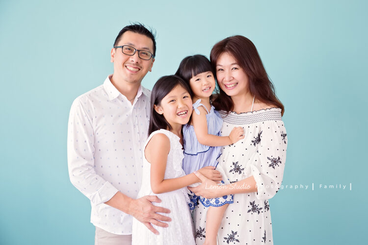 夏安＆柔安一家來拍家庭寫真，這張是一家四口幸福洋溢的全家福！