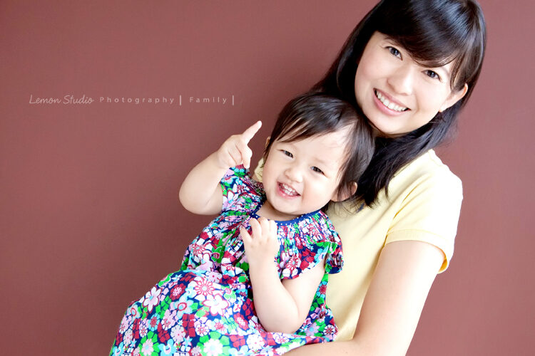 Hazel & Leisel一家來拍家庭寫真，這張是六年前媽麻及leisel的合照！
