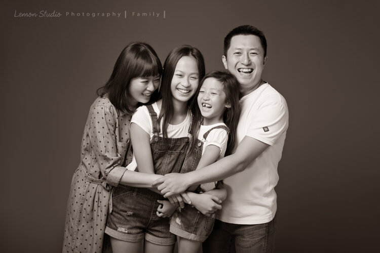 Hazel & Leisel一家來拍家庭寫真，這張是今年的一家四口好自然的互動