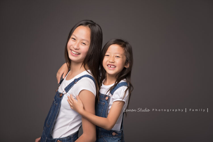 Hazel & Leisel一家來拍家庭寫真，這張是Hazel & Leisel兩人很美好的合照！