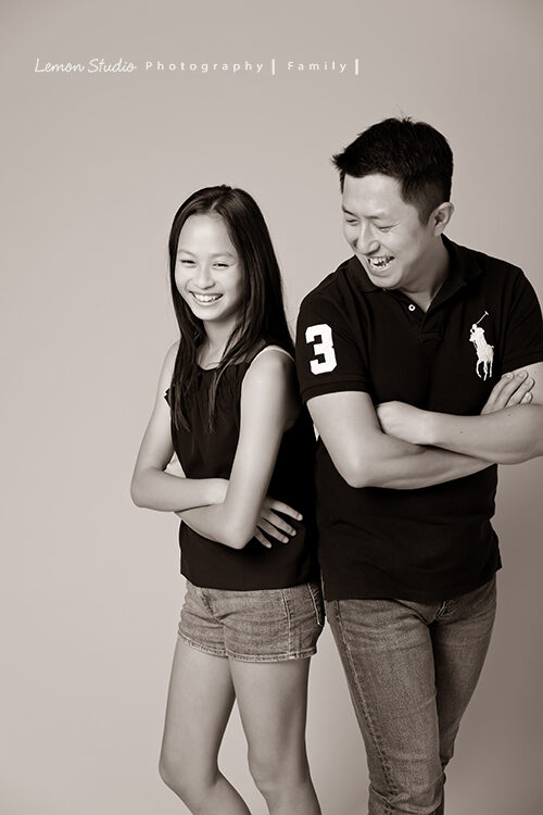 Hazel & Leisel一家來拍家庭寫真，這張是爸拔及姊姊的自然互動！