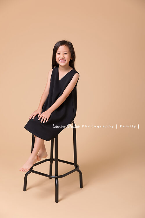 Hazel & Leisel一家來拍家庭寫真，這張是可愛的Leisel穿著黑色洋裝的個人寫真照！