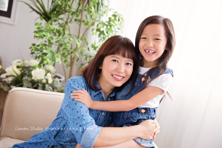 Hazel & Leisel一家來拍家庭寫真，這張是媽麻及Leisel的合照！