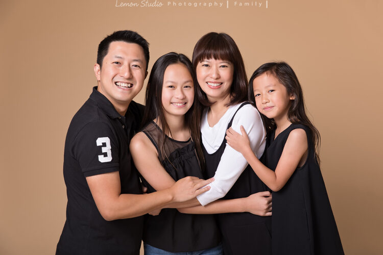 Hazel & Leisel一家來拍家庭寫真，這張是一家人很優雅的全家福！