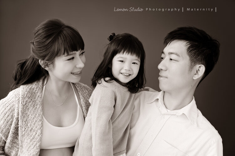 蕎邑一家來拍孕媽媽寫真＆家庭攝影，這張是一家人自然的互動的一剎那