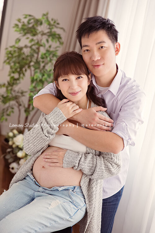 蕎邑一家來拍孕媽媽寫真＆家庭攝影，這張是蕎邑媽麻跟疼愛她抱著她的先生！