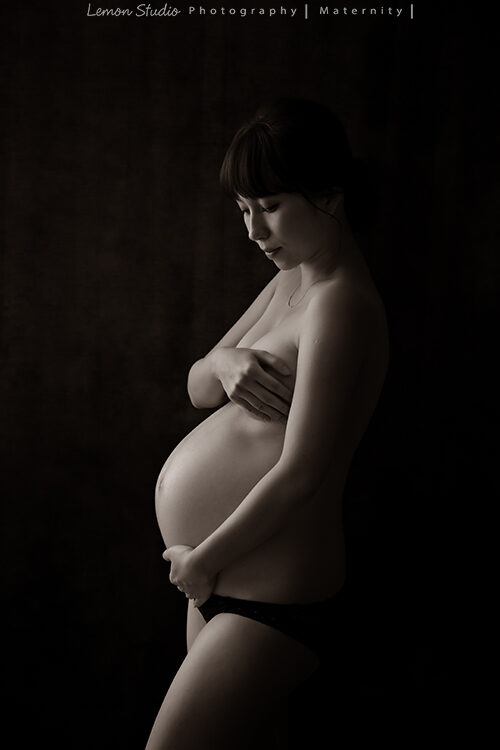 蕎邑一家來拍孕媽媽寫真＆家庭攝影，這張是蕎邑媽麻媽麻的個人照，low key的相片也好美！