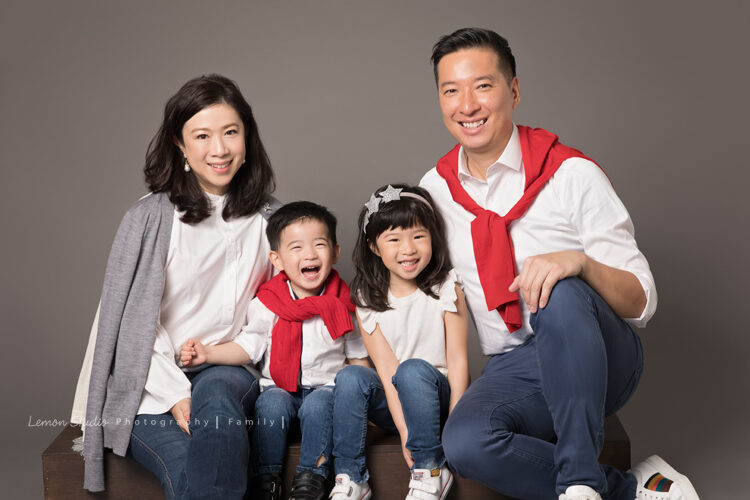 Paul及姊姊 Carolyn兩家人帶著爸爸媽媽從香港來台灣度假及拍照，這張是Paul一家的全家福！