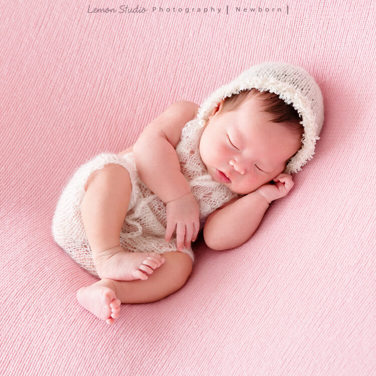 慶賢爸拔一家來拍專業新生兒寫真,這張是可愛的女寶寶獨照!