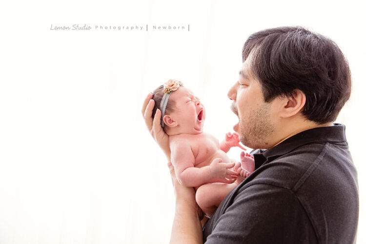 慶賢爸拔一家來拍專業新生兒攝影,這張爸拔學我打哈欠!