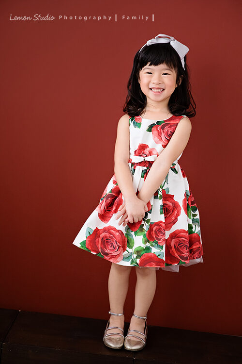 Paul及姊姊 Carolyn兩家人帶著爸爸媽媽從香港來台灣度假及拍照，這張是Vesper的獨照，Vesper穿了一襲花洋裝及紫色髮帶好可愛啊！