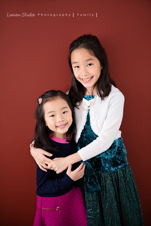 Paul及姊姊 Carolyn兩家人帶著爸爸媽媽從香港來台灣度假及拍照，這張是Isabel、Katherine兩姊妹的合照！