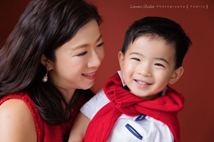 Paul及姊姊 Carolyn兩家人帶著爸爸媽媽從香港來台灣度假及拍照，這張是媽麻及Xander，Xander笑起來好可愛啊！