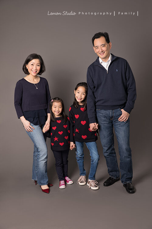 Paul及姊姊 Carolyn兩家人帶著爸爸媽媽從香港來台灣度假及拍照，這張是Isabel＆Katherine與爸拔媽麻的全家福，一家人穿藍色系的衣服很有氣質！