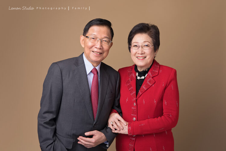 Paul及姊姊 Carolyn兩家人帶著爸爸媽媽從香港來台灣度假及拍照，這張是爺爺奶奶的美麗合照！兩人既開心又滿足的笑容