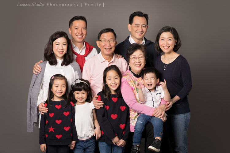 Paul及姊姊 Carolyn兩家人帶著爸爸媽媽從香港來台灣度假及拍照，這張是一家人三代同堂的合照，Xander坐在奶奶身上笑得好燦爛！