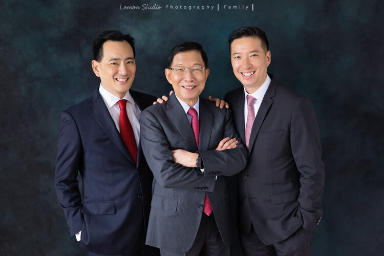 Paul及姊姊 Carolyn兩家人帶著爸爸媽媽從香港來台灣度假及拍照，這張是爺爺與兒子及女婿的合照，帥氣的三人！