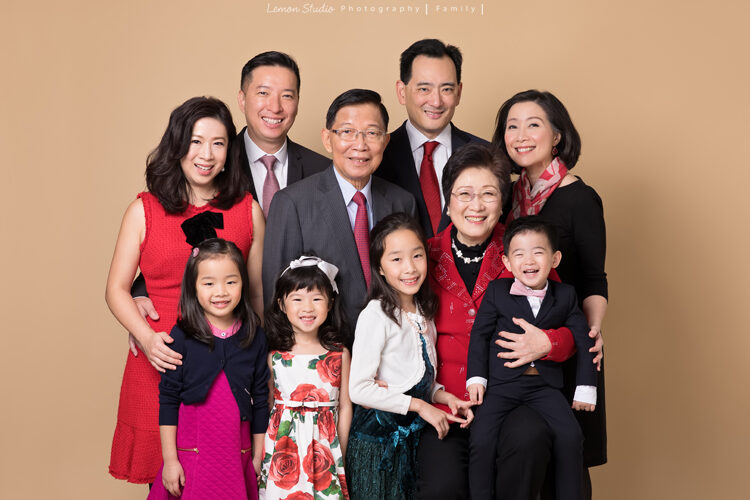 Paul及姊姊 Carolyn兩家人帶著爸爸媽媽從香港來台灣度假及拍照，這張是一家人三代同堂的美麗的大家庭全家福！