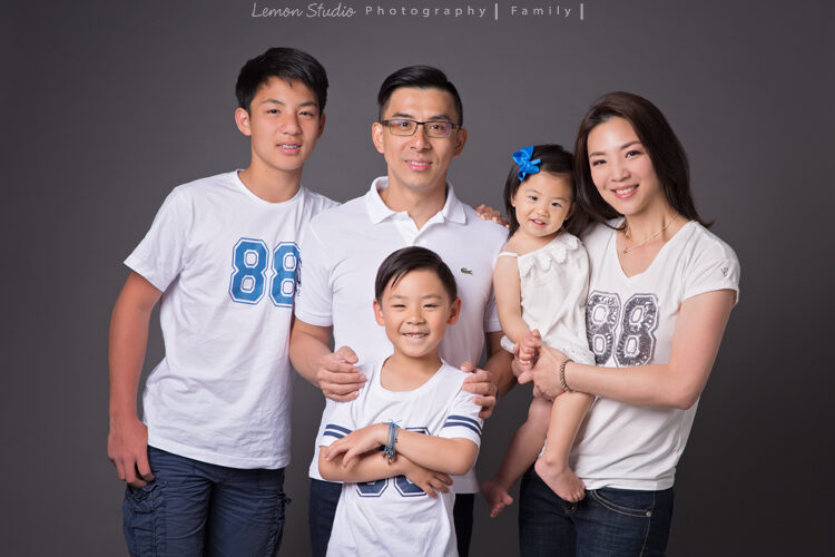 芝琳媽麻一家來拍家庭寫真,這張是一家人帥氣的合照