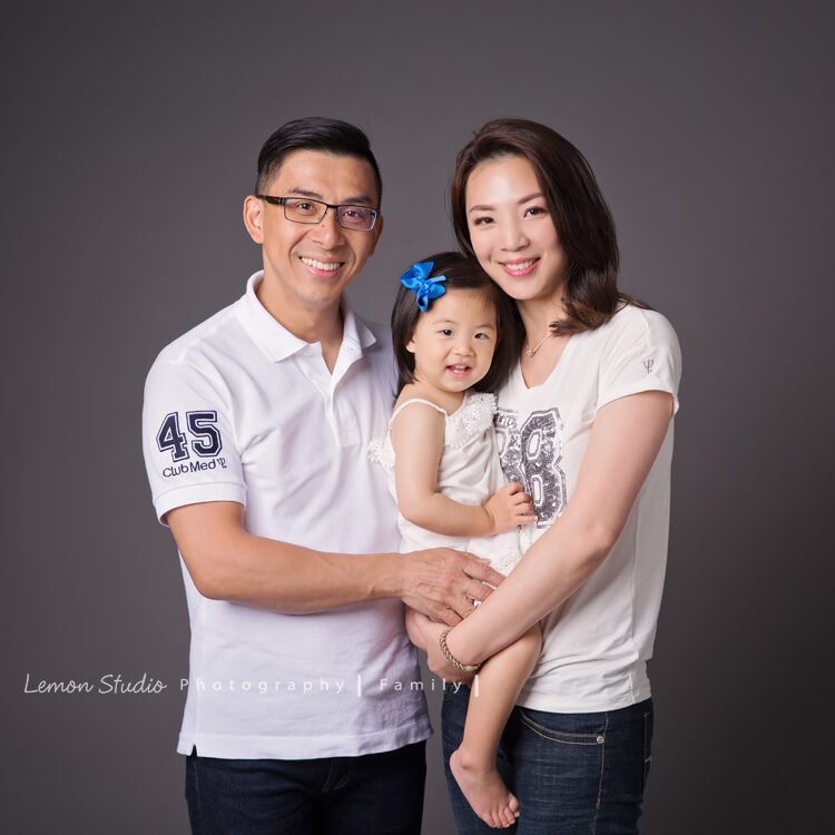 芝琳媽麻一家來拍家庭攝影,這張是爸拔媽麻與小妹