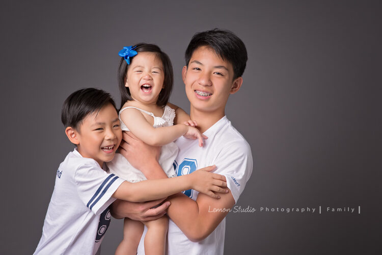 芝琳媽麻一家來拍專業家庭攝影,這張是哥哥們與小妹