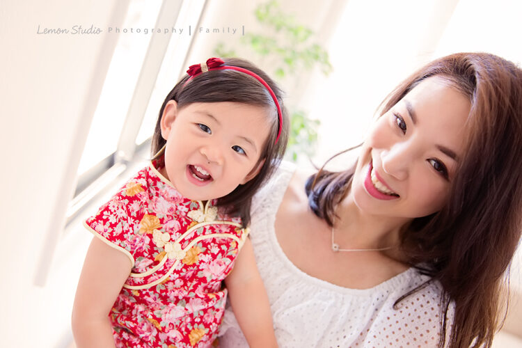 芝琳媽麻一家來拍專業兒童攝影,這張是漂亮的媽麻與小妹