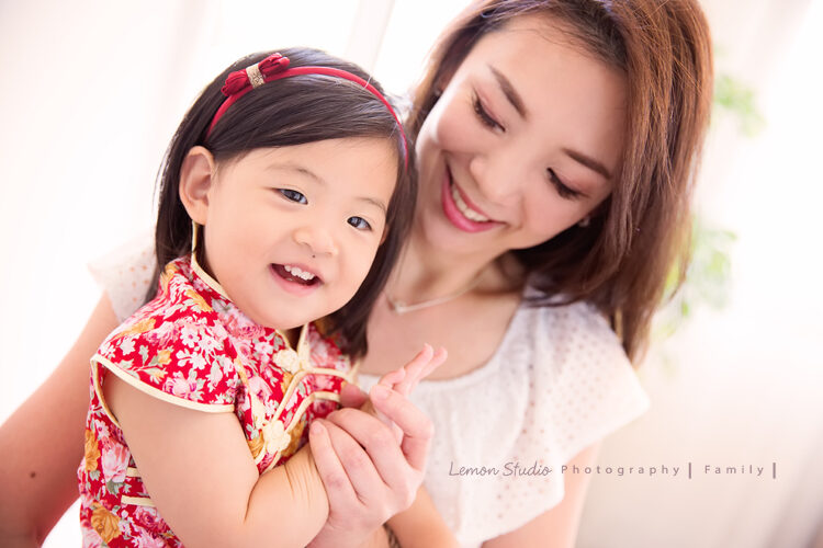 芝琳媽麻一家來拍親子攝影,這張是漂亮的媽麻與小妹的合照