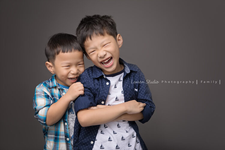 小夏＆小宇一家來拍兒童寫真，這張相片弟弟躲在哥哥後面笑好可愛！
