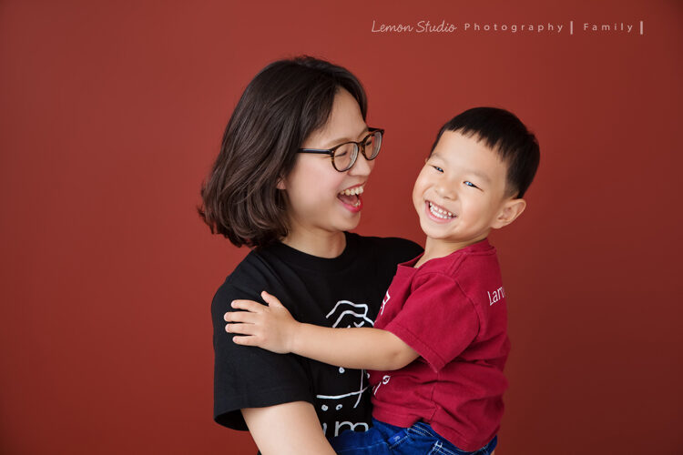 小夏＆小宇一家來拍家庭照，這張是媽麻與弟弟的可愛互動