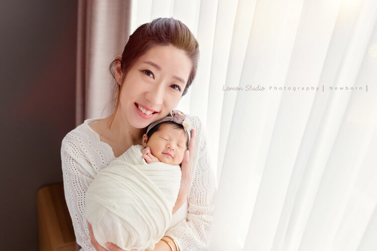 小林＆郭郭一家來拍新生兒寫真，這張是媽麻跟寶寶的合照，小鹿寶寶好像在笑耶！