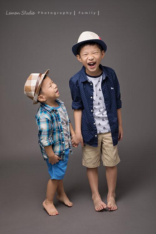 小夏＆小宇一家來拍兒童寫真，這張是兄弟倆可愛的互動！