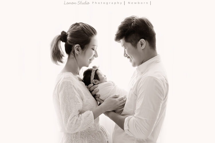小林＆郭郭一家來拍新生兒寶寶全家福系列照，這張爸拔媽麻一起抱著小鹿寶寶