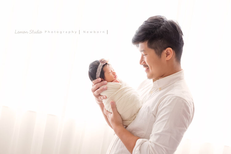 小林＆郭郭一家來拍新生兒寶寶全家福系列照，這張爸爸抱著小小的寶寶