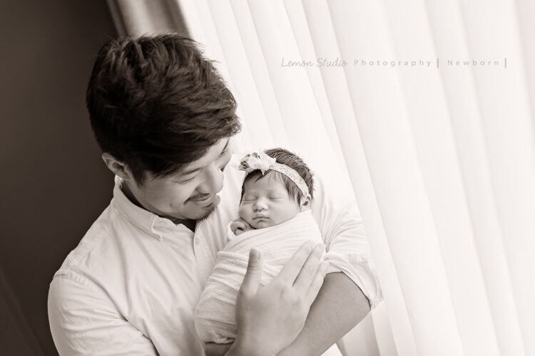 小林＆郭郭一家來拍新生兒寶寶全家福系列照，這張爸爸抱小小的寶寶，爸拔好開心