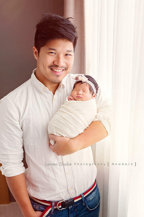 小林＆郭郭一家來拍新生兒寶寶全家福系列照，這張爸爸單手抱小小的寶寶，爸拔有練過！